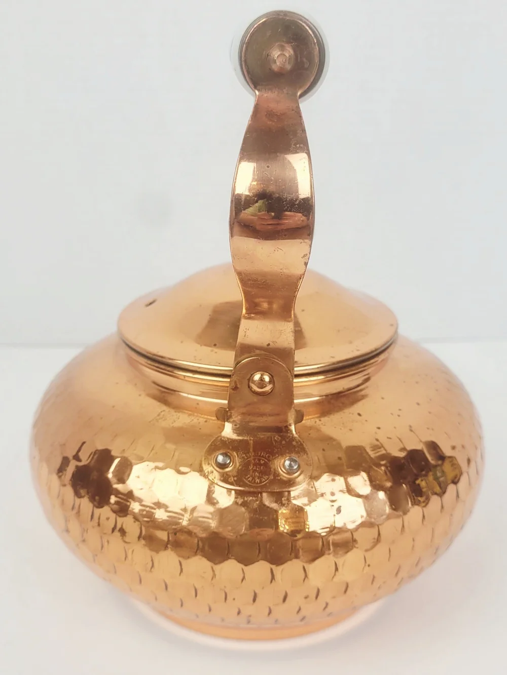Vtg 80s~Benjamin & Medwin Hammered Copper Tea Kettle Blue/White Ceramic Handle